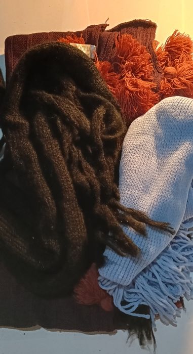 Doua fulare și un guler cu ciucuri