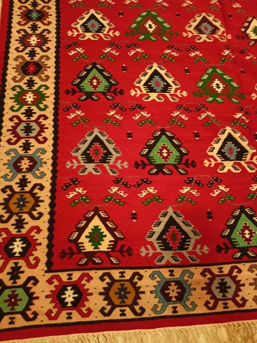 Ръчно тъкан чипровски килим