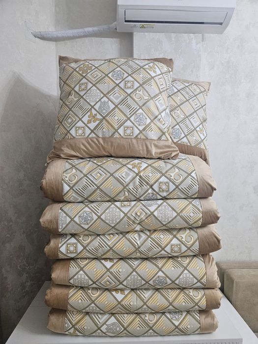 Продам 6 корпешек и 2 подушки