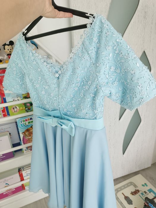 Синя официална красива рокля с паднали рамене