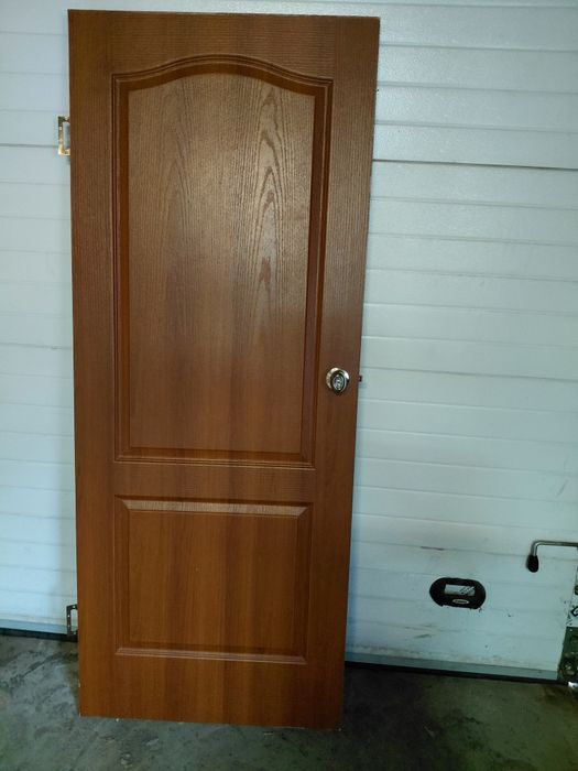 Поодам межкомнатную дверь в комплекте