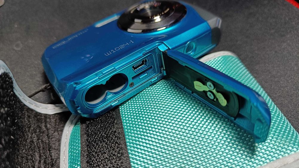Aparat foto digital Aquapix W1024 rezistent la apa + husa