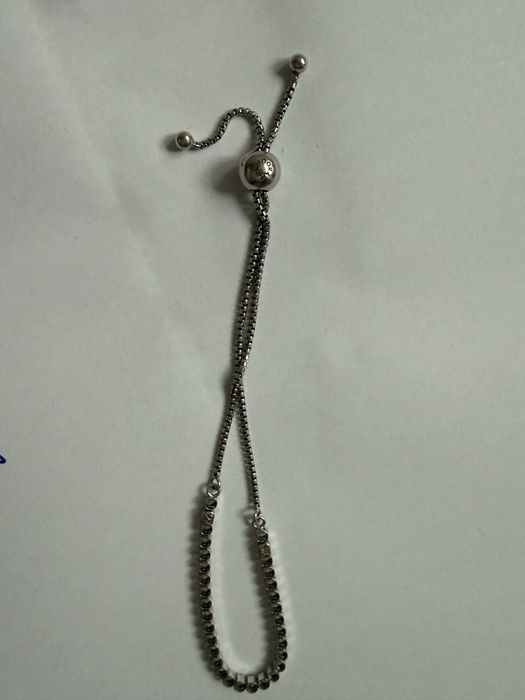 Pandora bratara, charmuri