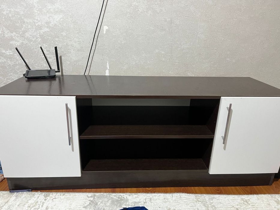 Тумба под телевизор из дерева в хорошем состоянии в коричневом цвете