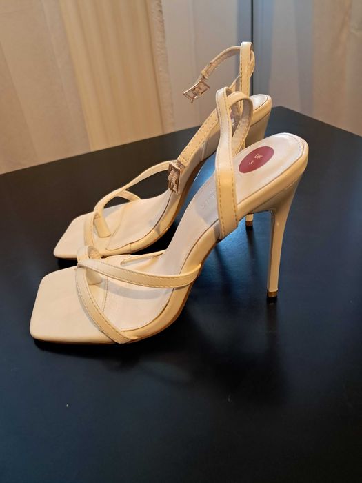 Sandale albe noi,nepurtate,UK.(no 35)