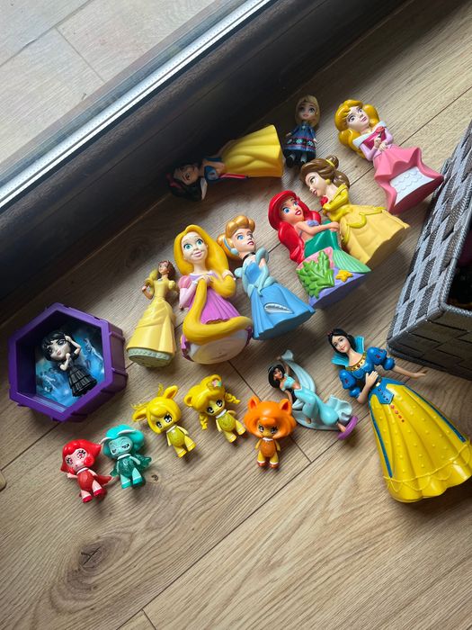 Lot hăinuțe și jucării