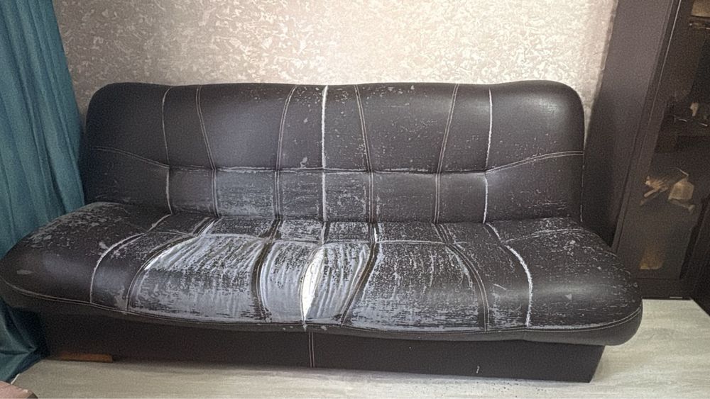 Продается диван длина 2.10, глубина 95