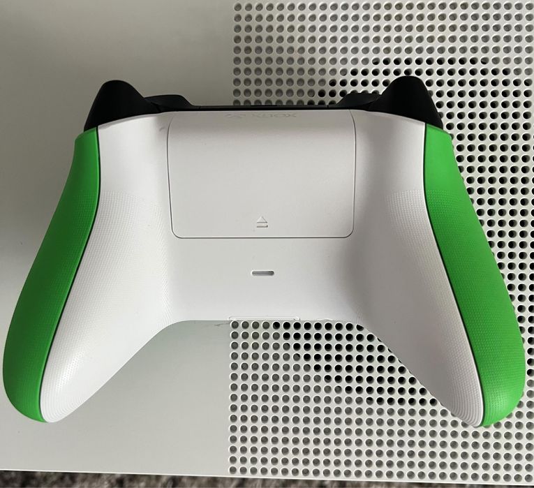 Vând XBOX One S 1TB
