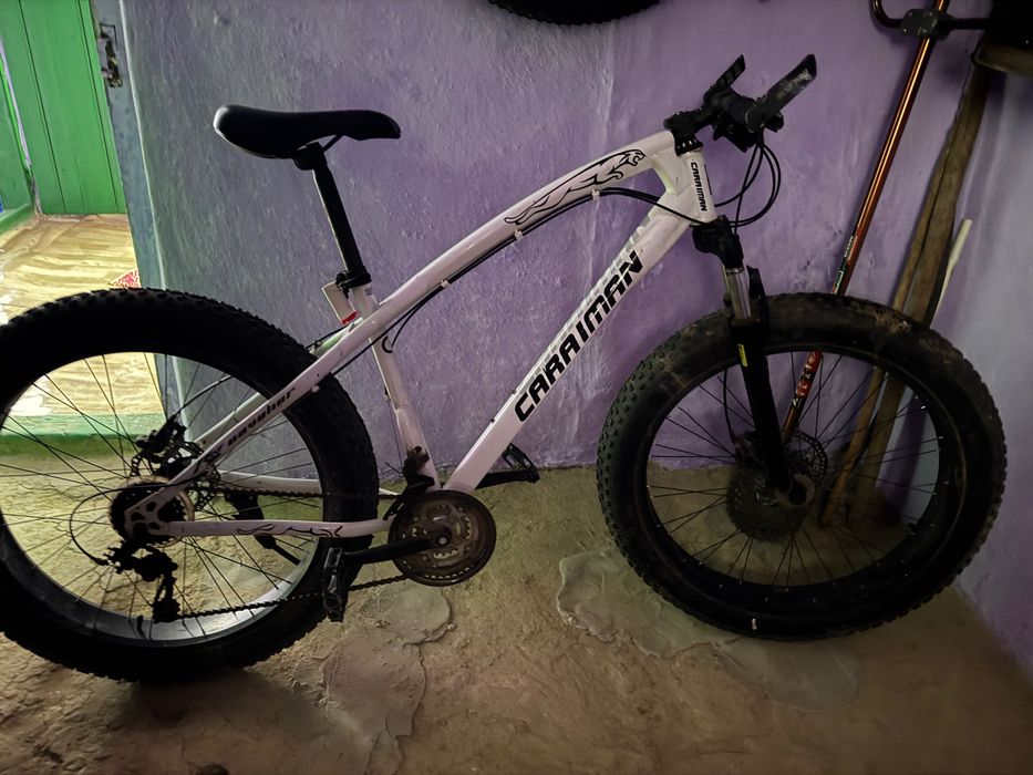 Vând bicicletă foarte puțin rulată