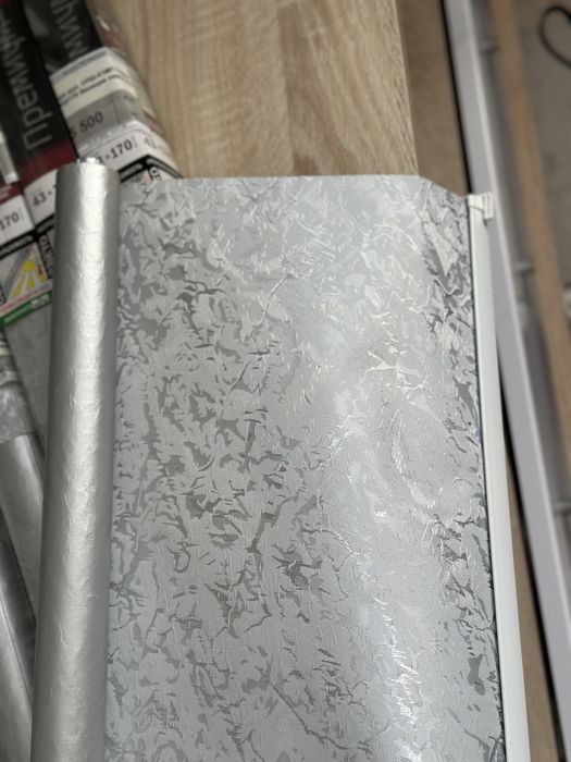 Рулонные шторы серые (black-out)