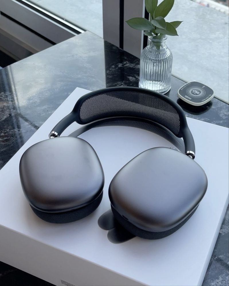 Продаю AirPods Max