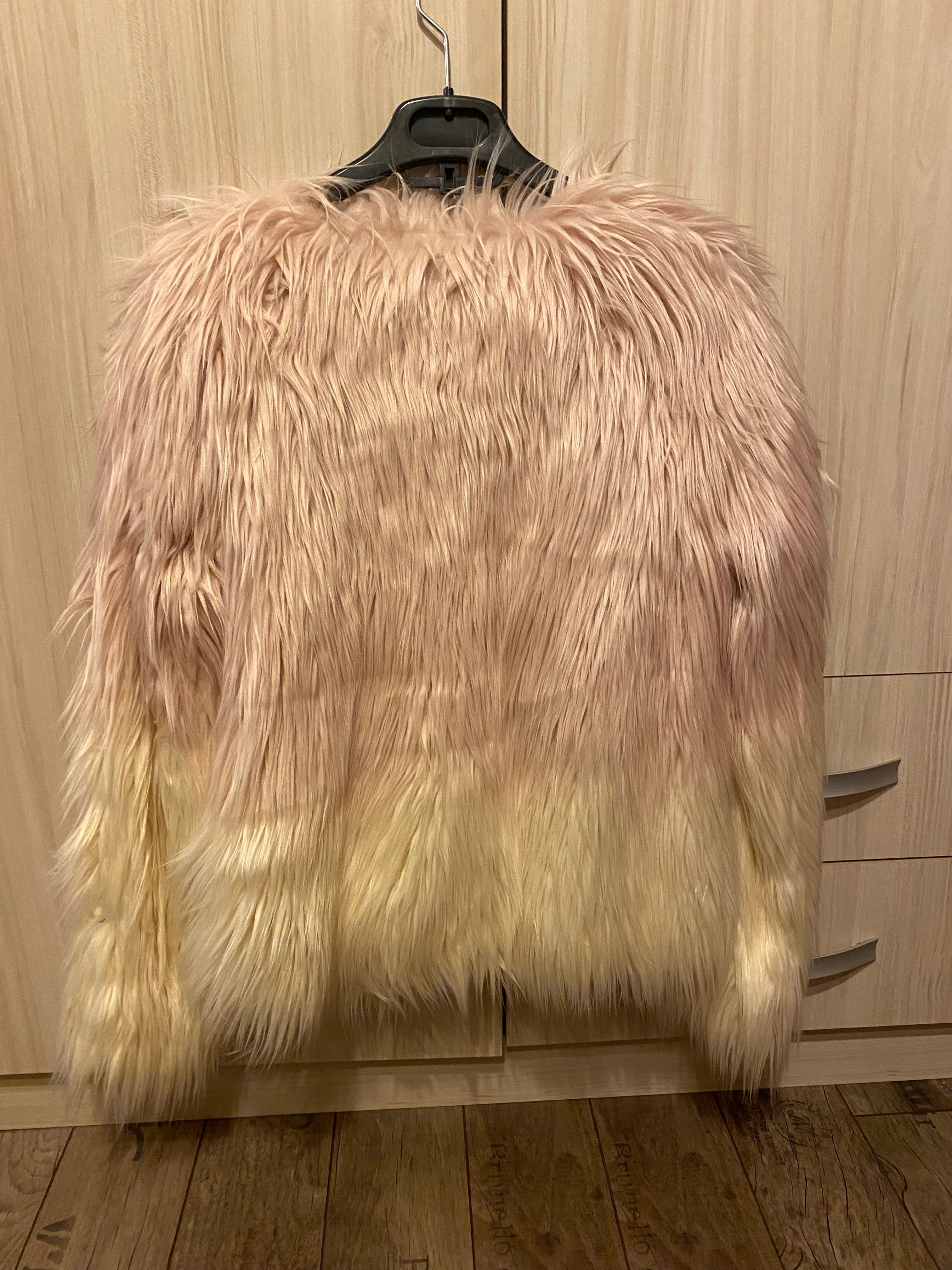 Продавам яке, и две сака и късо палто Stradivarius
