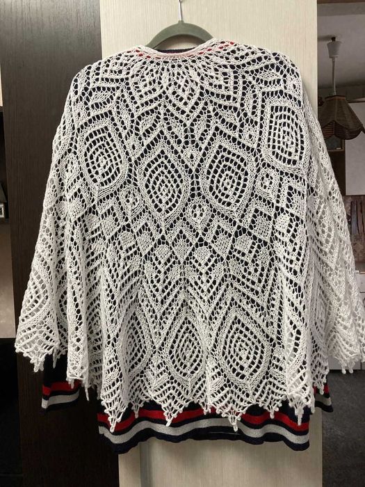 Шаль белая, полукруглая ручной вязки