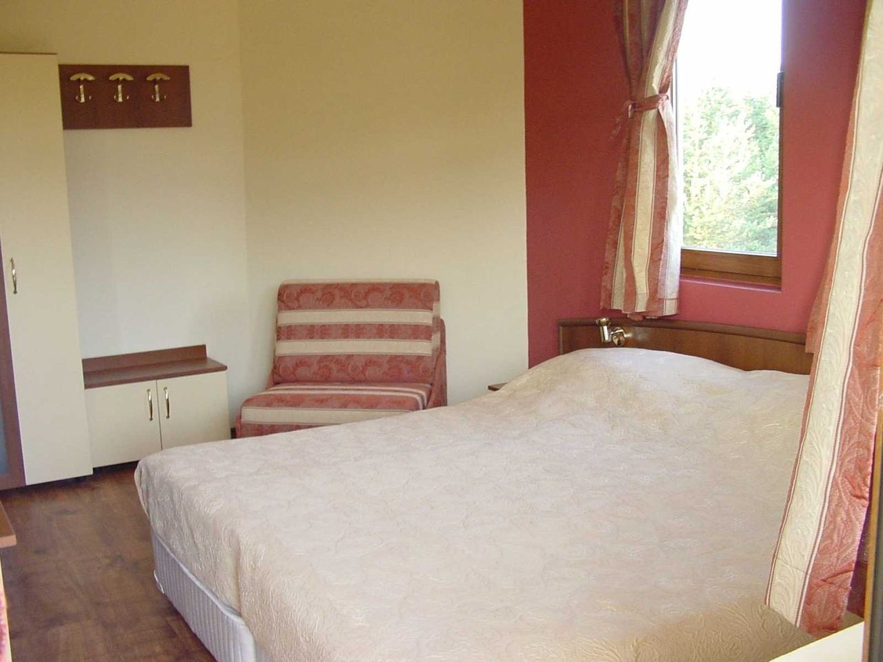 Продава се Хотел в с. Бойково, Област Пловдив - 1100 кв.м за 1228 €/кв.м - Снимка #9