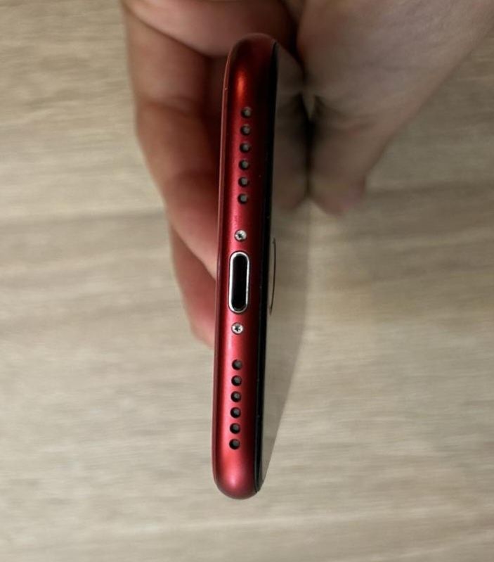 iPhone SE  - Red