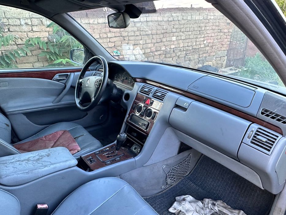 На части Mercedes E220 CDI автоматик работещ мотор