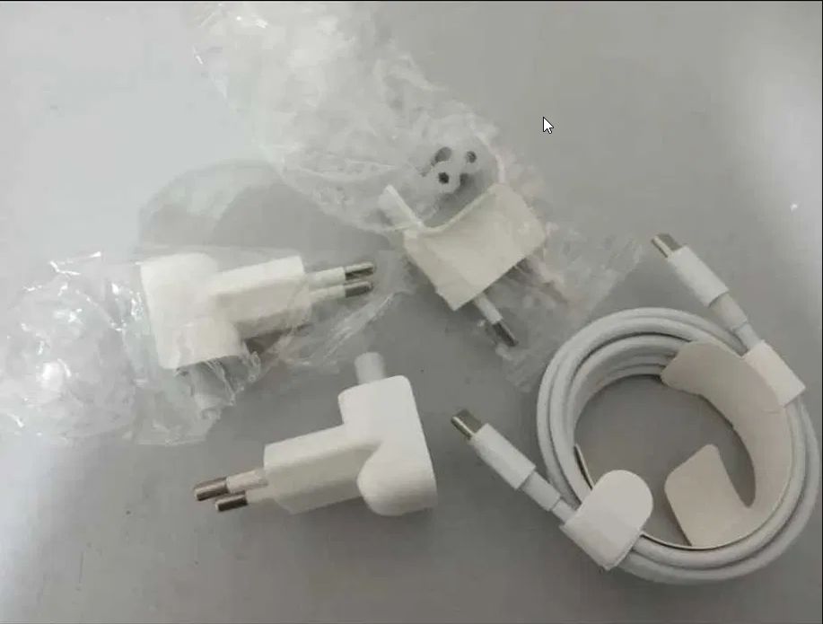 шнур Type-C , и вилка на макбук и зарядка , блок питания .