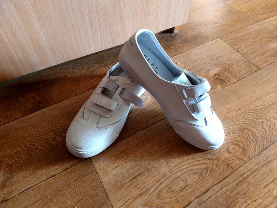 Продам новые женские кроссовки. Размер 38