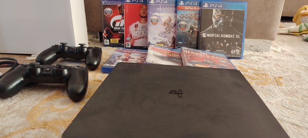 PlayStation 4 slim 1TR Black