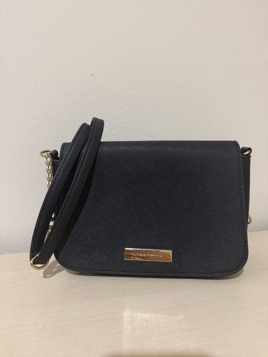 Черна чанта със златни детайли