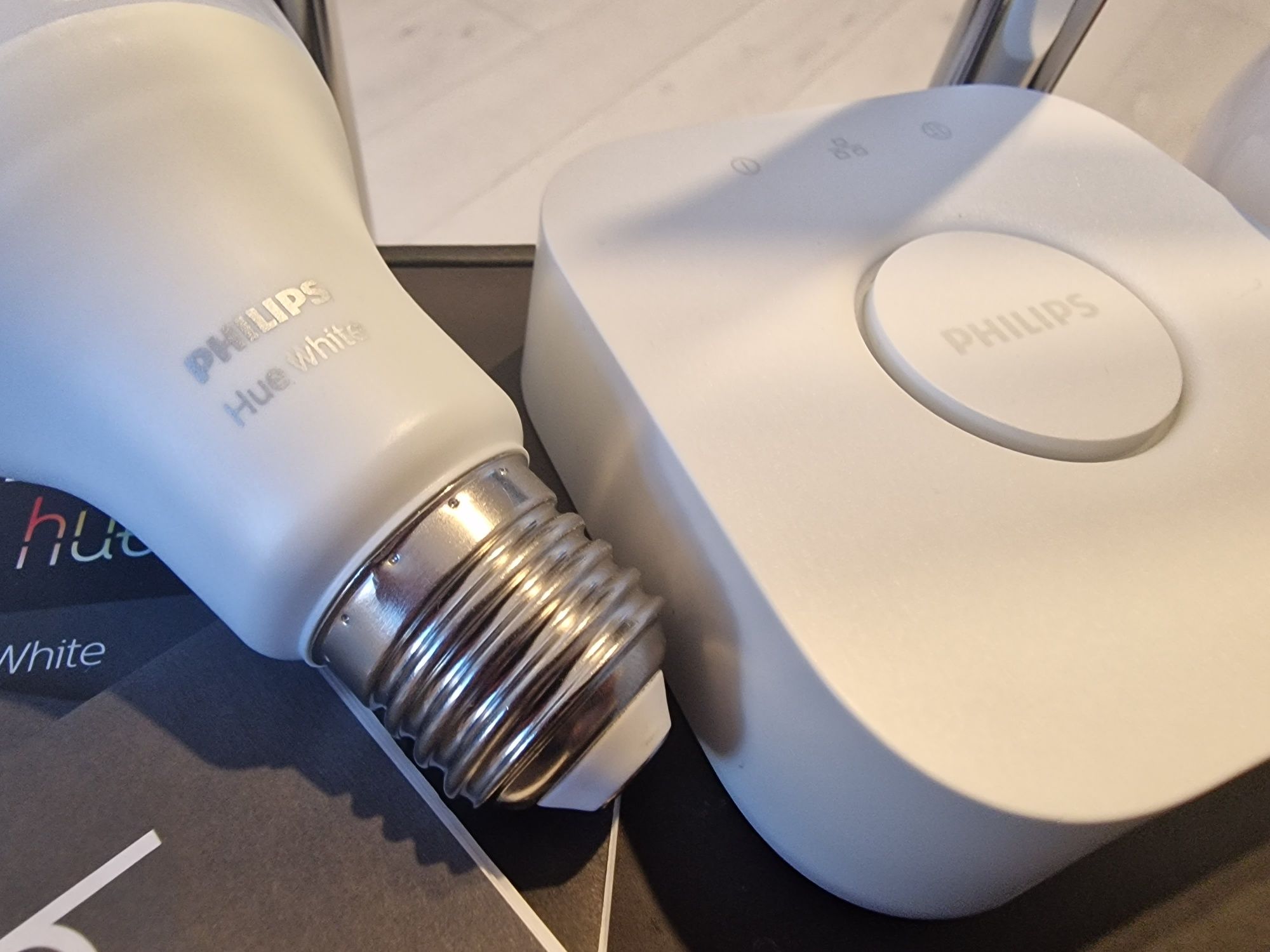 Pachet kit baza 2 becuri LED Philips Hue, Bluetooth