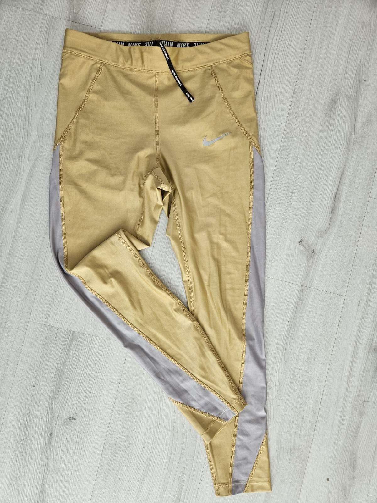 Дамски долнища на Nike.