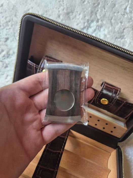 Humidor Din Lemn de Cedru 4-6 Trabucuri Volenx cu Taietor