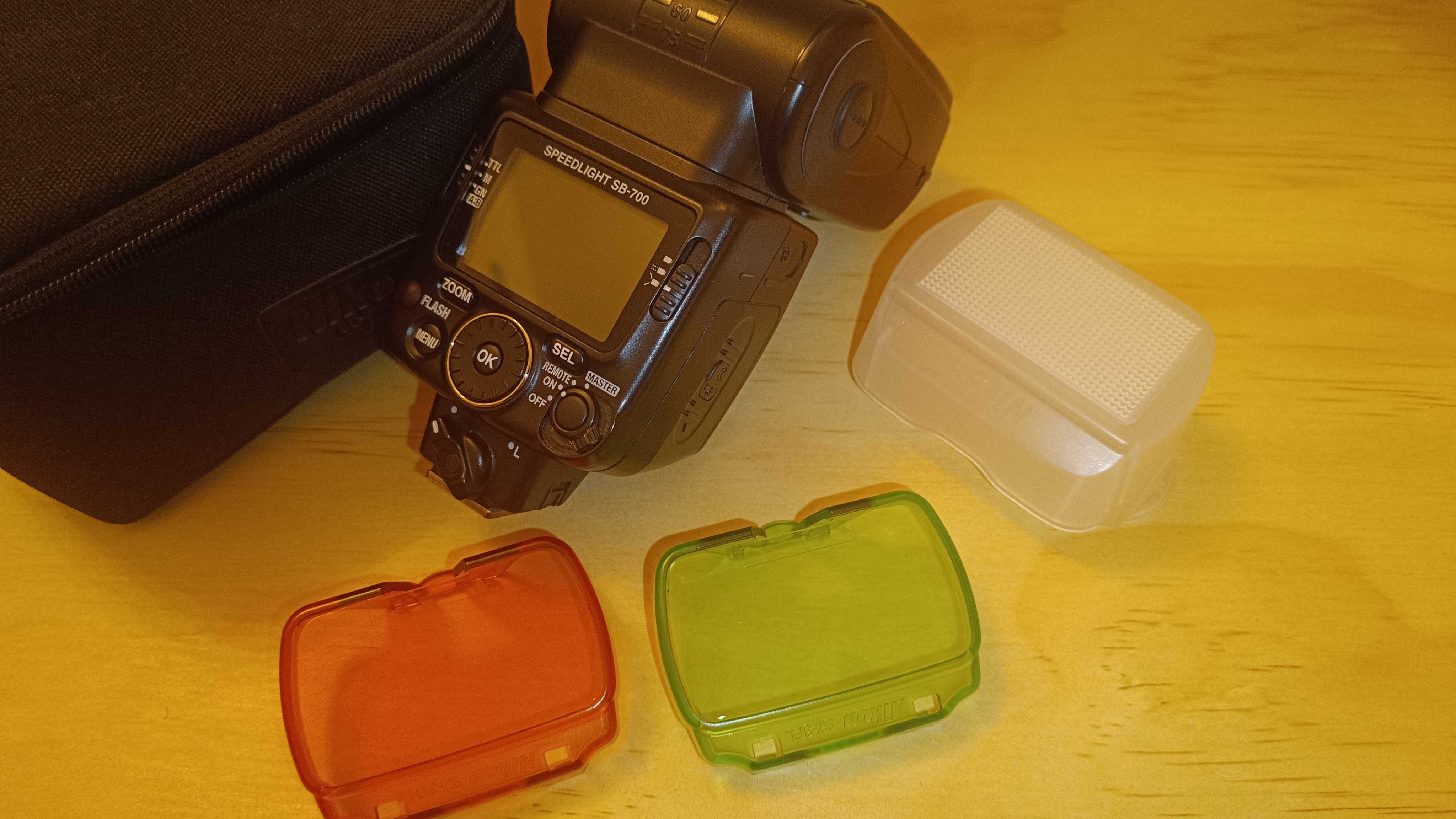 DSLR  Nikon D7100 cu blitz , obiective foto, accesorii.