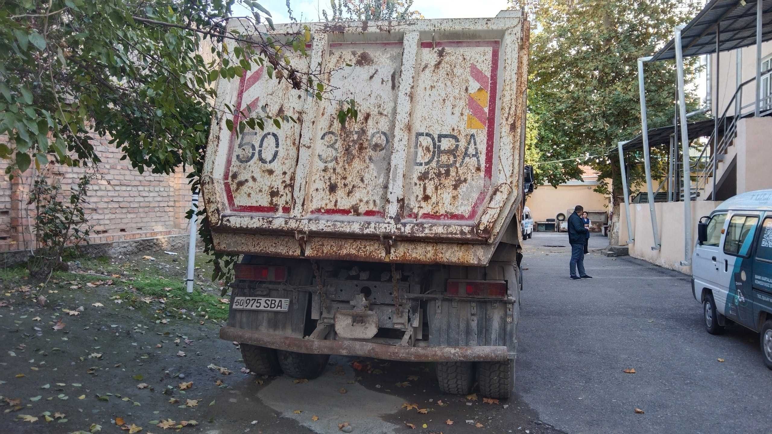 Namangan shahri Lutfiy ko'chasi 5A-uyda saqlanayotgan Kamaz sotiladi