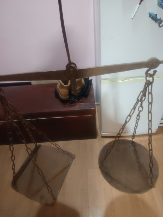 Vând Cantar Vitange făcut din scuturi romane