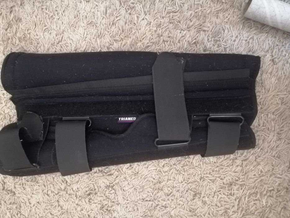 Set orteză fixă genunchi + 2 cârje – stare impecabilă