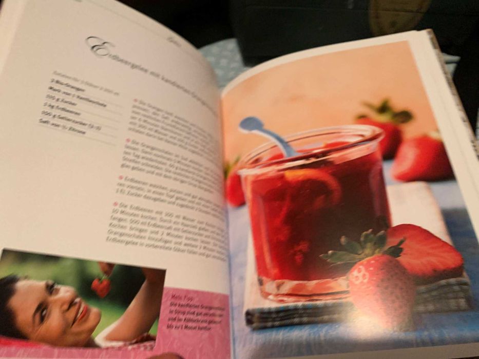 Продавам нова ,луксозно издание на книга  за  плодови сладки