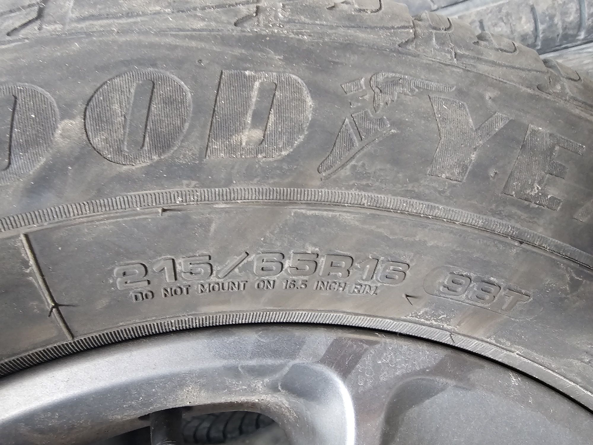 Продавам 2 броя гуми Bridgestone в добро състояние 215/65 R16