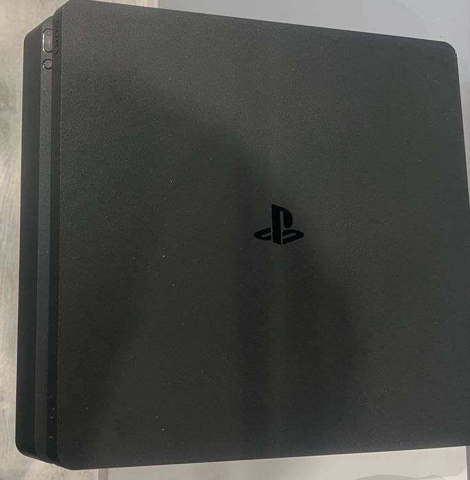 PlayStation 4 + зарядна станция + 2 контролера + 8 игри