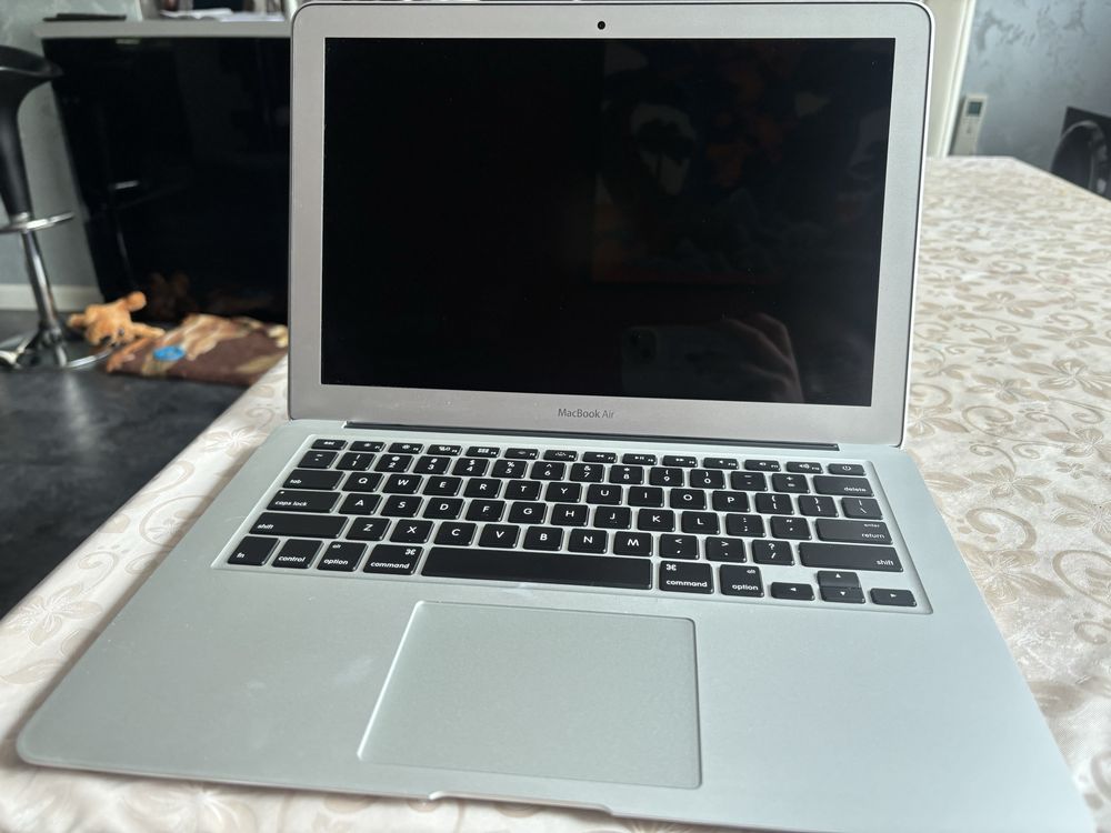 Оригинален лаптоп MacBook Air 13-inch с оригинална преносима чанта PKG