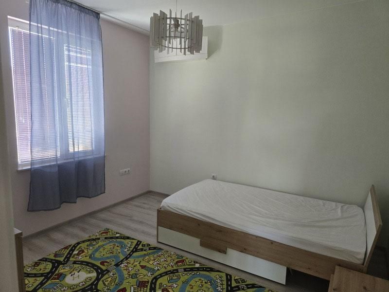 Дава се под наем Тристаен апартамент в Пловдив, Остромила - 120 кв.м за 700 € - Снимка #2