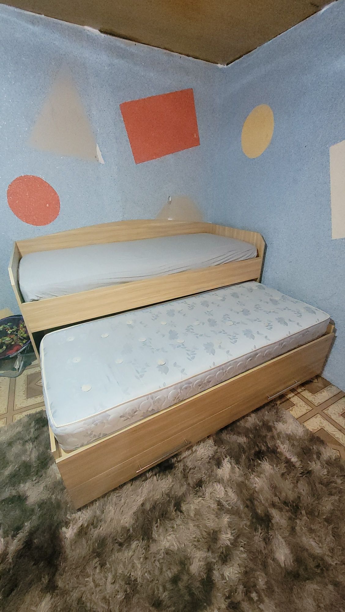 Продам детскую кровать 2 ярусную+ стол