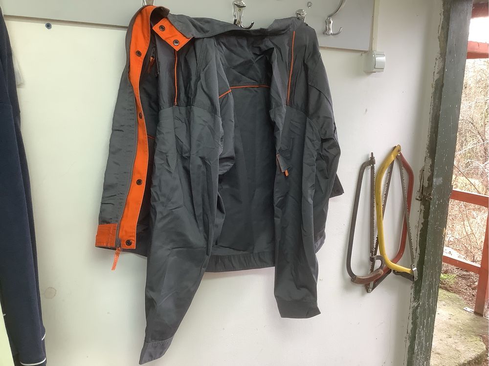 Pantaloni de salopeta si haină