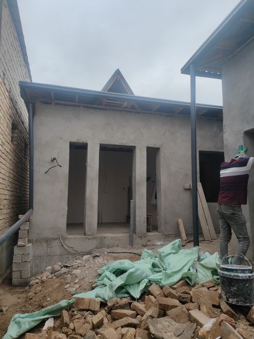 Uy sotiladi Kerpichnida karobka holatda hovli sotiladi:
Narxi: 35000$