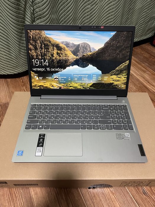 Почти новый ноутбук Lenovo продаем