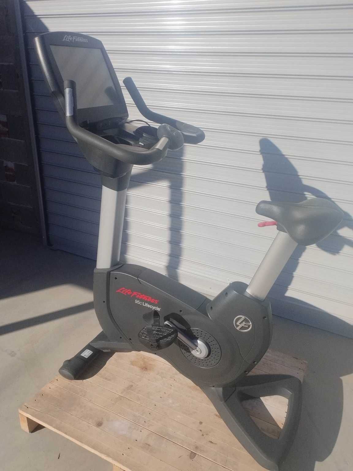 Life Fitness 95C Upright Bike