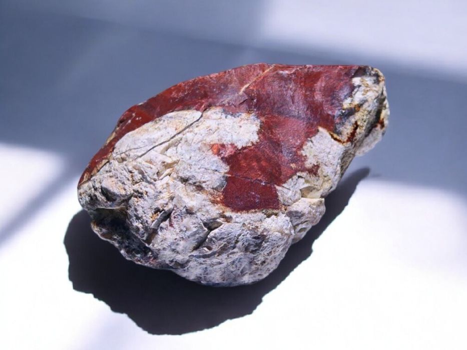 Рядък Червен Яспис от Маджарово – Страстен Камък за Колекционери