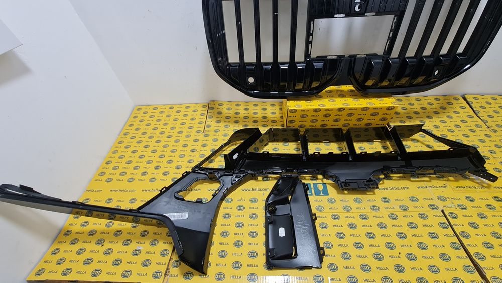 Grila masca radiator bandou bara fata BMW 7 g70 i7 2023+