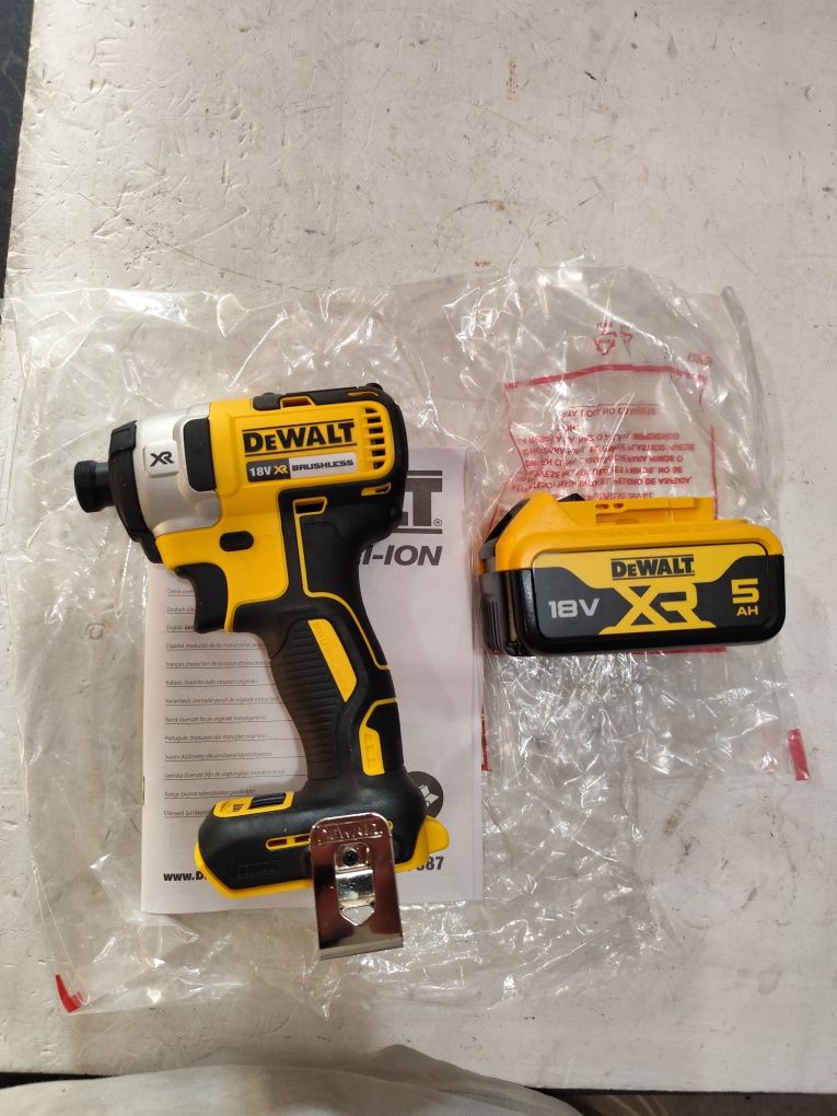Топ модел акумулаторен импактдрайвър Девалт DeWALT DCF887 + 5Ah