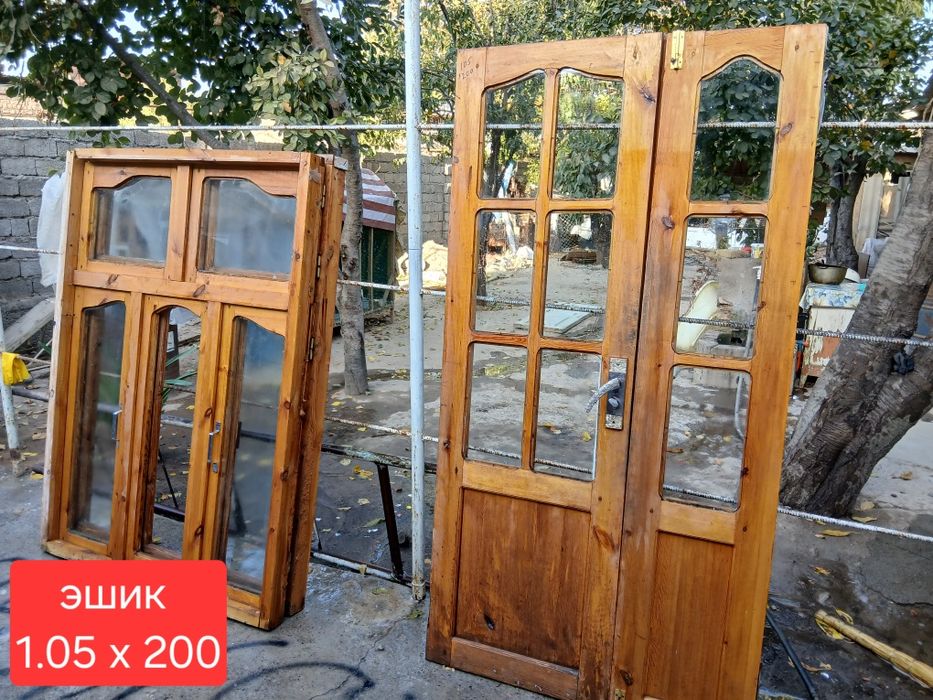 Eshik va romlar yog'ochdan