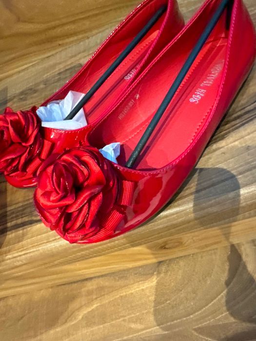 Официални нови лачени червени обувки размер 35/36