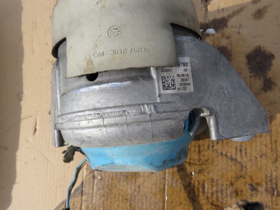 ляв и десен тампон двигател  W222 W223 S400 S350 cdi 656929