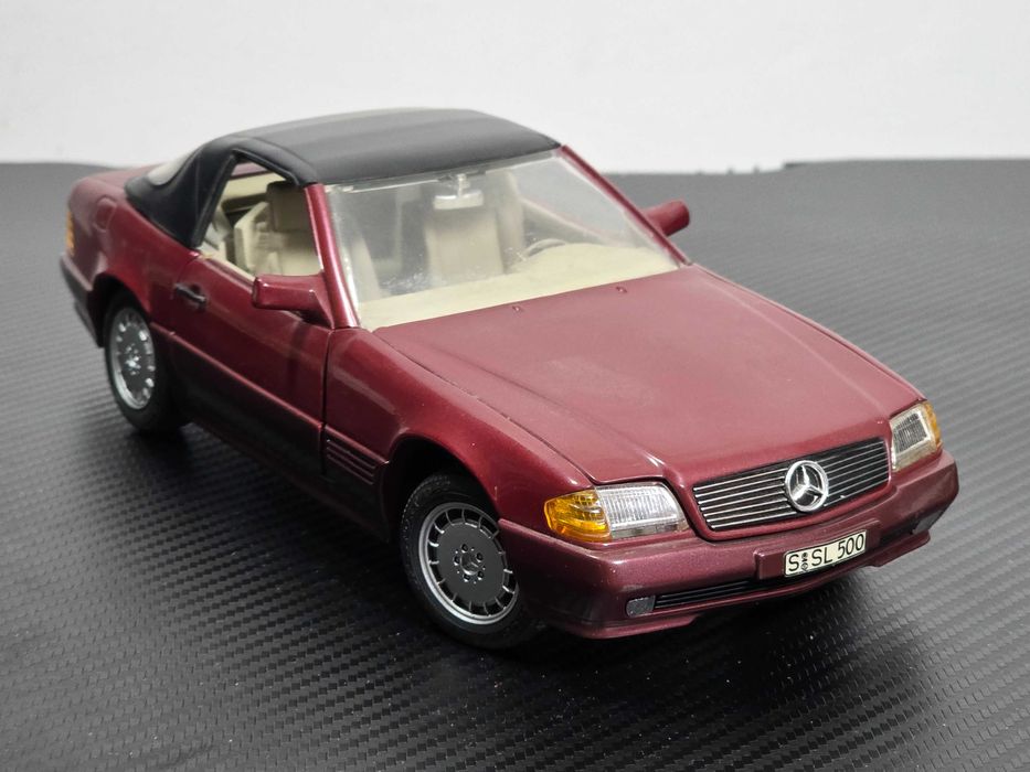 Macheta Auto 1/18 Revell Mercedes 500 SL Rosu