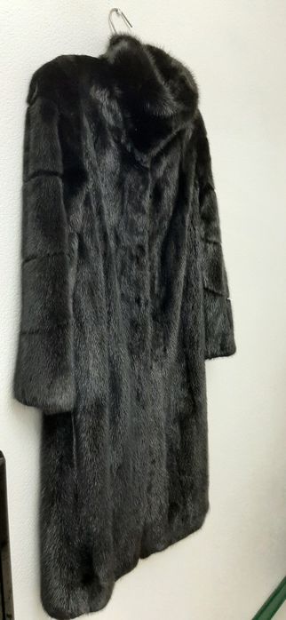 Шуба норковая , длина до колен.