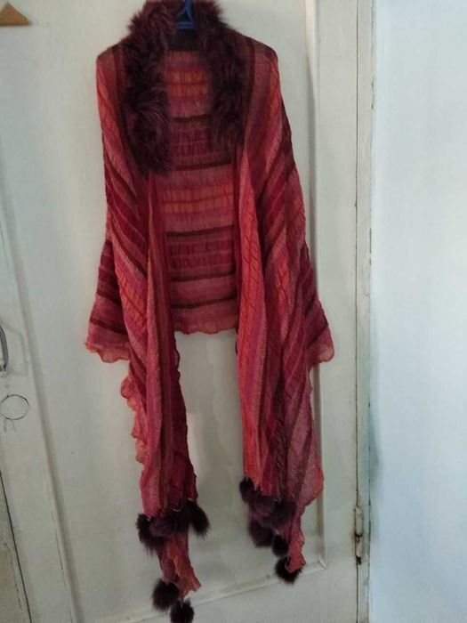 Sharf . Katta. Mo'ynasi bor. Rangi qizil chiziqli